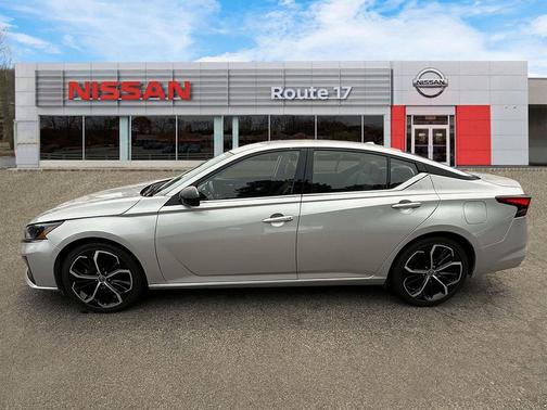 Brilliant Silver Metallic 2024 Nissan Altima SR FWD