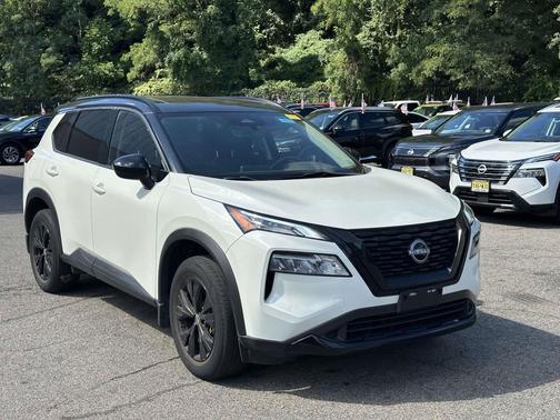 Pearl White Tricoat/Super Black 2023 Nissan Rogue SV