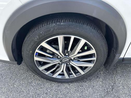 Aspen White Tricoat 2023 Nissan Kicks SV