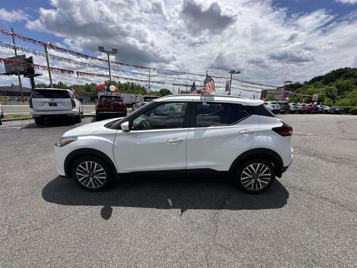 Aspen White Tricoat 2023 Nissan Kicks SV