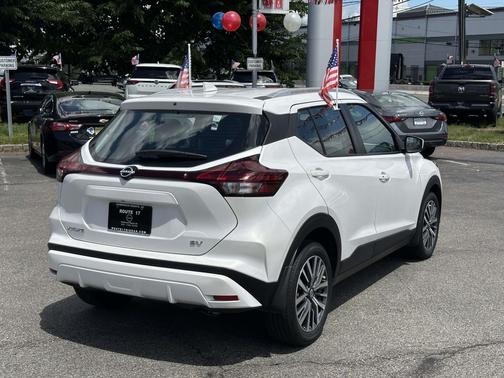 Aspen White Tricoat 2023 Nissan Kicks SV