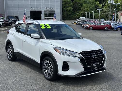 Aspen White Tricoat 2023 Nissan Kicks SV