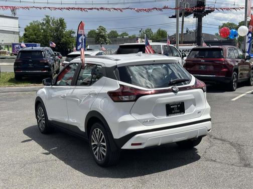 Aspen White Tricoat 2023 Nissan Kicks SV