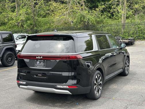 Aurora Black Pearl 2024 Kia Carnival EX