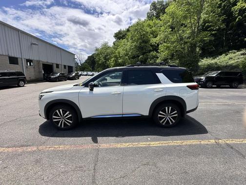 Pearl White Tricoat/Super Black 2024 Nissan Pathfinder Platinum 4WD