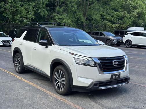 Pearl White Tricoat/Super Black 2024 Nissan Pathfinder Platinum 4WD