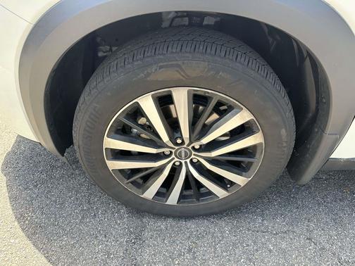 Pearl White Tricoat/Super Black 2024 Nissan Pathfinder Platinum 4WD