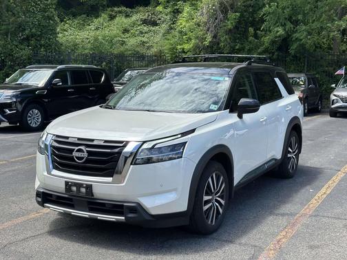 Pearl White Tricoat/Super Black 2024 Nissan Pathfinder Platinum 4WD