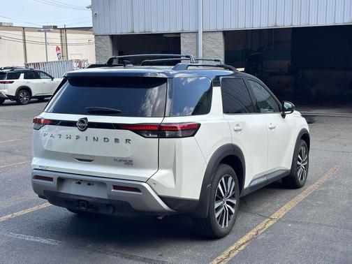 Pearl White Tricoat/Super Black 2024 Nissan Pathfinder Platinum 4WD