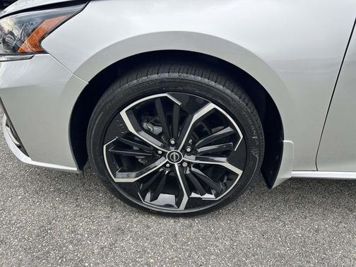 Brilliant Silver Metallic 2023 Nissan Altima SR Intelligent AWD