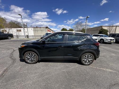 Super Black 2023 Nissan Kicks SV