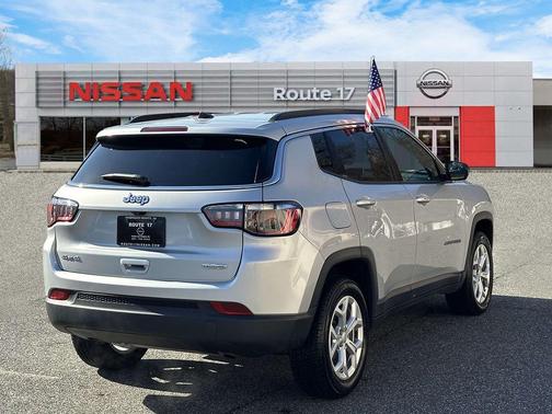 Silver Zynith Metallic Clearcoat 2024 Jeep Compass Latitude