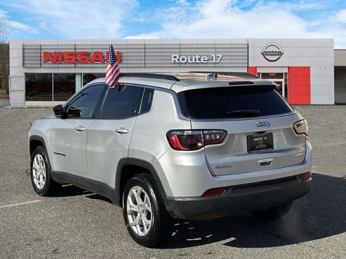 Silver Zynith Metallic Clearcoat 2024 Jeep Compass Latitude