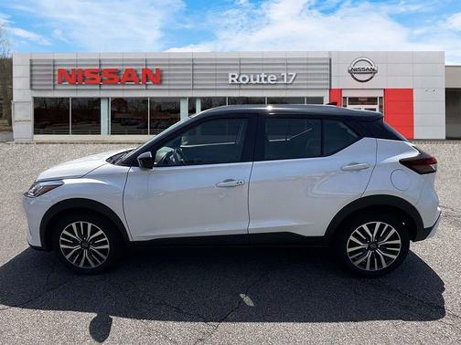 Aspen White Tricoat/Super Black 2023 Nissan Kicks SV