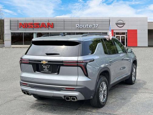 Sterling Gray Metallic 2025 Chevrolet Traverse LT