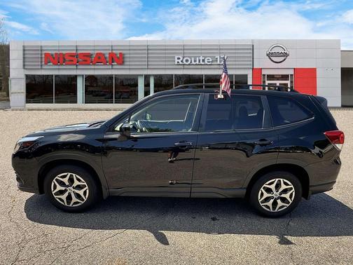 Crystal Black Silica 2024 Subaru Forester Premium