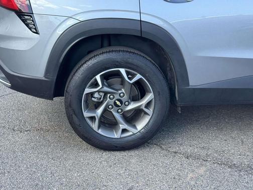Sterling Gray Metallic 2025 Chevrolet Trax LT