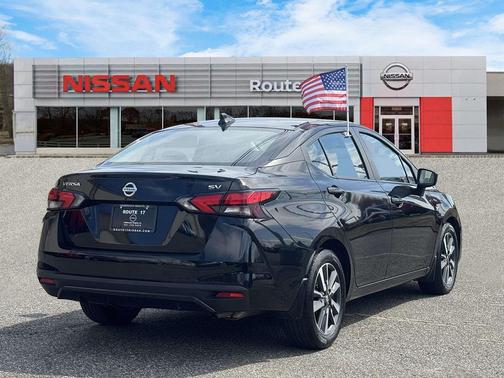 Super Black 2022 Nissan Versa 1.6 SV