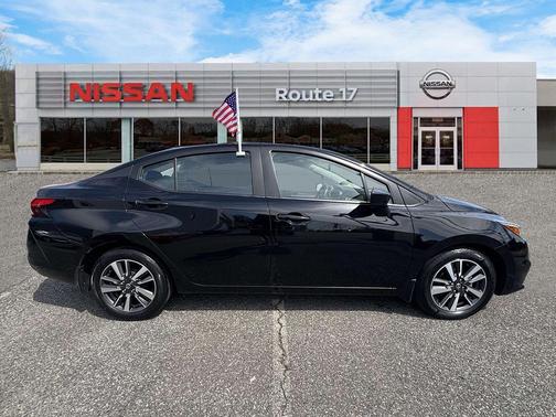 Super Black 2022 Nissan Versa 1.6 SV