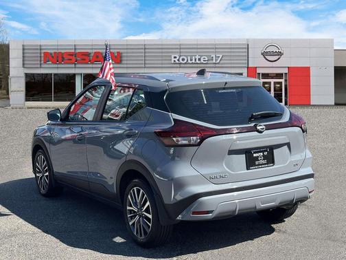 Boulder Gray Pearl 2024 Nissan Kicks SV