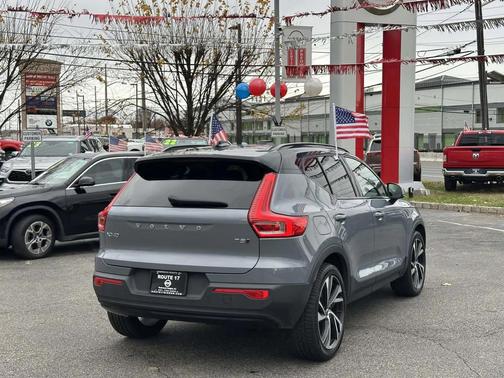 2022 Volvo XC40 T5 R-Design