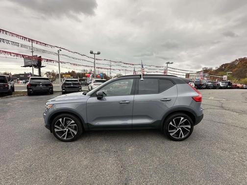 2022 Volvo XC40 T5 R-Design