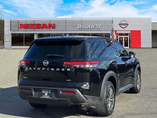 2024 Nissan Pathfinder S 4WD