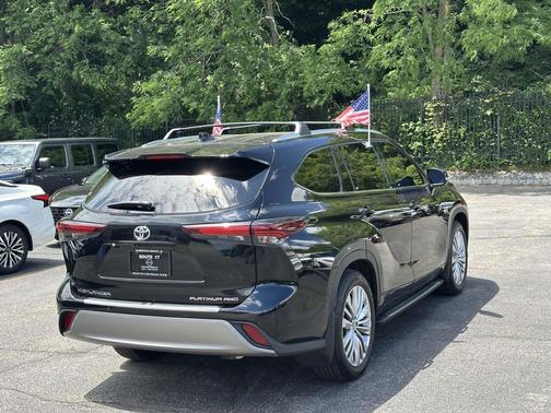 Midnight Black Metallic 2024 Toyota Highlander Platinum