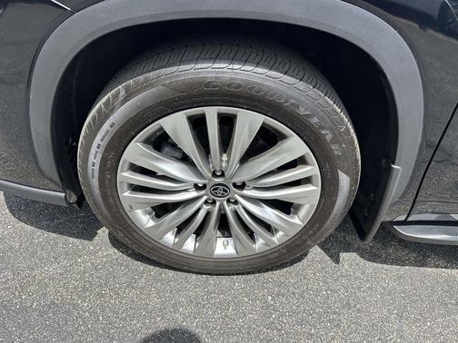 Midnight Black Metallic 2024 Toyota Highlander Platinum