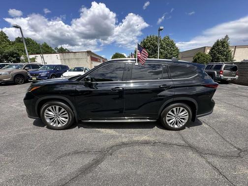 Midnight Black Metallic 2024 Toyota Highlander Platinum