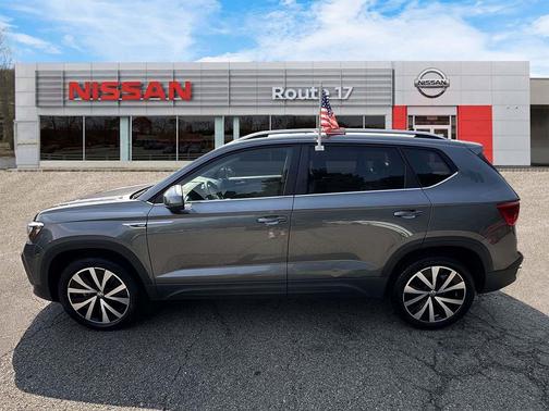 Platinum Gray Metallic 2024 Volkswagen Taos 1.5T SE