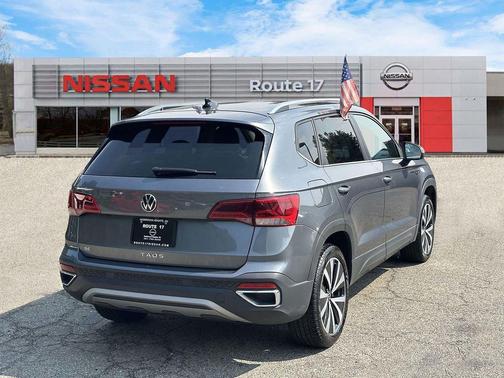 Platinum Gray Metallic 2024 Volkswagen Taos 1.5T SE