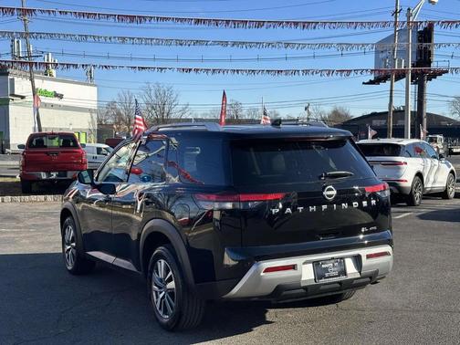 2025 Nissan Pathfinder SL 4WD