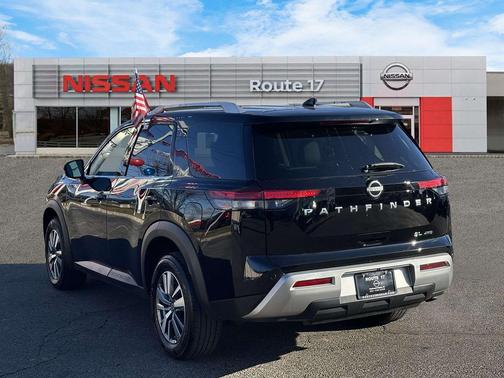 2025 Nissan Pathfinder SL 4WD
