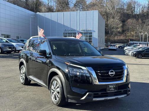 2025 Nissan Pathfinder SL 4WD