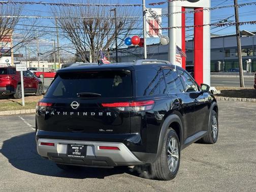 2025 Nissan Pathfinder SL 4WD
