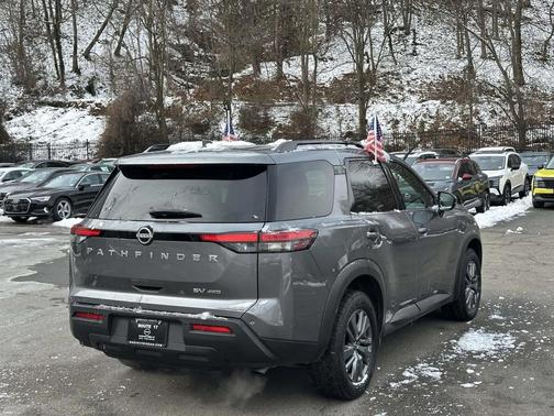 2024 Nissan Pathfinder SV 4WD