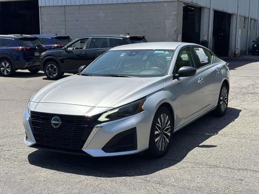 Brilliant Silver Metallic 2024 Nissan Altima 2.5 SV