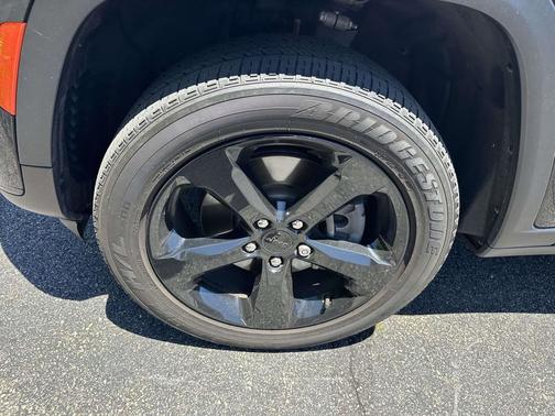 Diamond Black Crystal Pearlcoat 2023 Jeep Grand Cherokee L Altitude