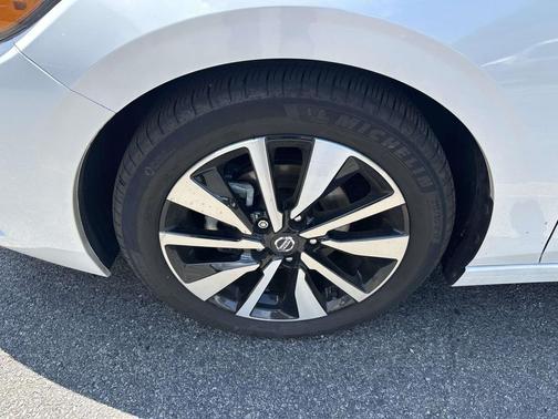 Aspen White Tricoat 2023 Nissan Sentra SV
