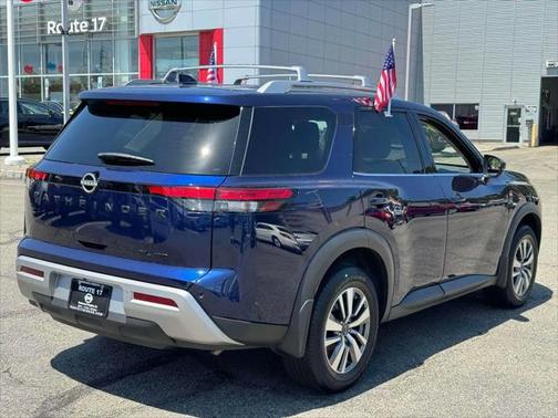 2023 Nissan Pathfinder SL 4WD