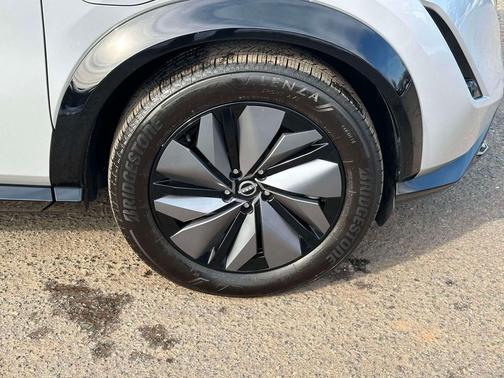 Brilliant Silver Metallic/Black Diamond Pearl 2024 Nissan ARIYA ENGAGE+