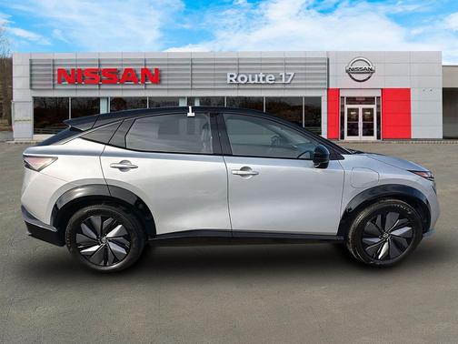 Brilliant Silver Metallic/Black Diamond Pearl 2024 Nissan ARIYA ENGAGE+