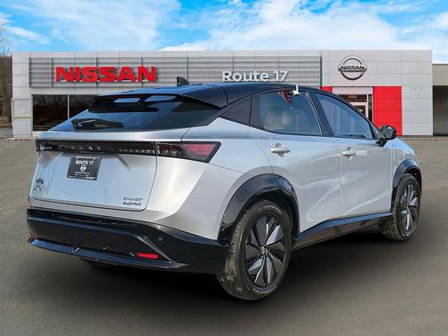 Brilliant Silver Metallic/Black Diamond Pearl 2024 Nissan ARIYA ENGAGE+