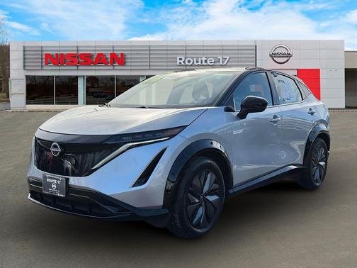 Brilliant Silver Metallic/Black Diamond Pearl 2024 Nissan ARIYA ENGAGE+