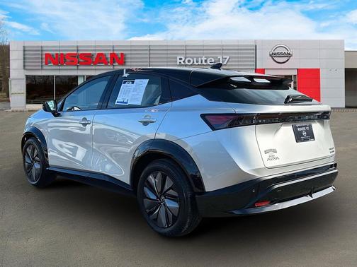 Brilliant Silver Metallic/Black Diamond Pearl 2024 Nissan ARIYA ENGAGE+