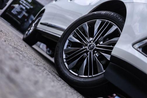 White 2019 INFINITI QX60 Luxe
