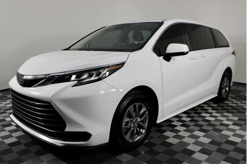 2023 Toyota Sienna LE