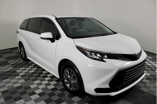 2023 Toyota Sienna LE