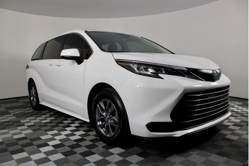 2023 Toyota Sienna LE